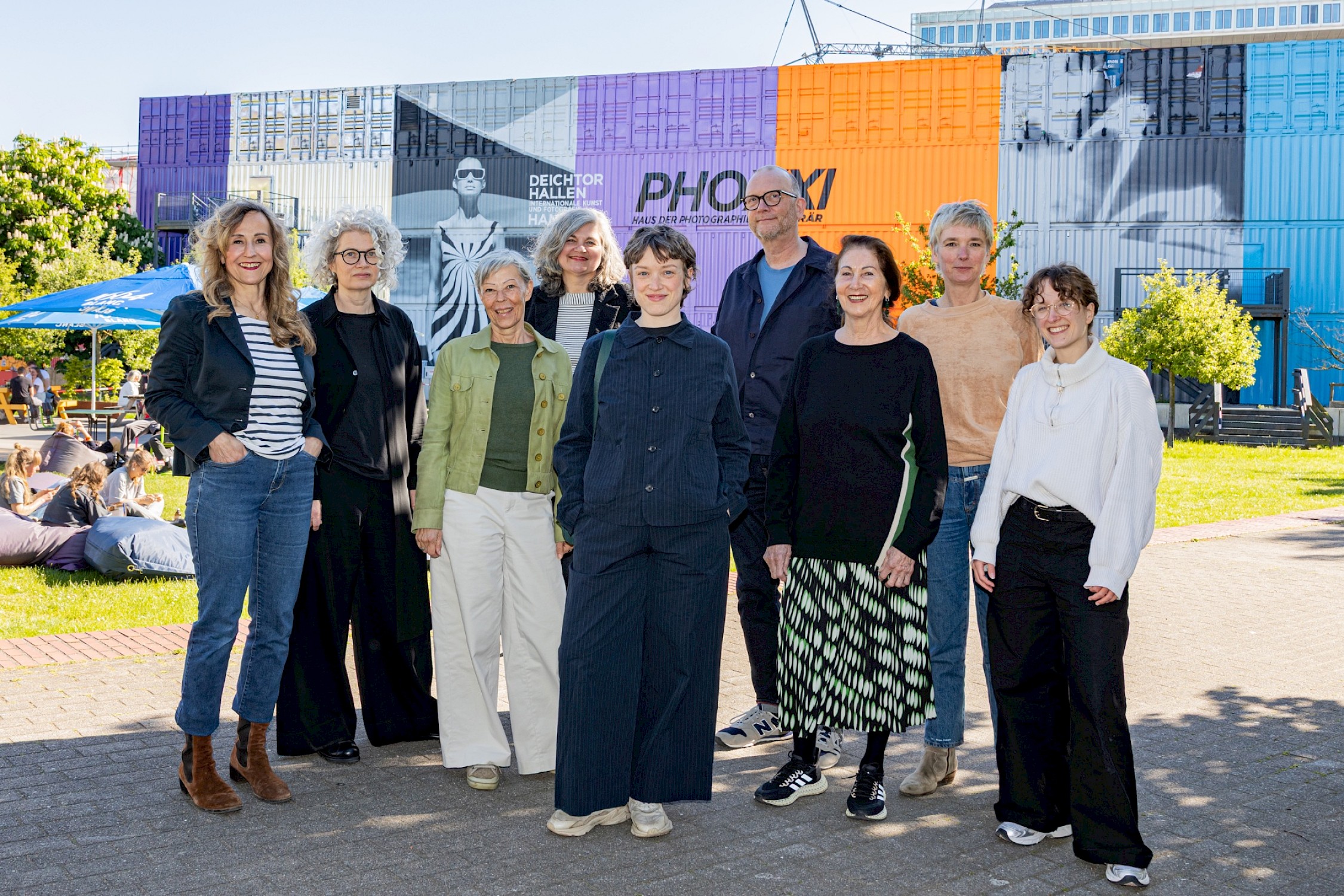 © Celia Joy Homann / Lilo Beller: (v.l.n.r.) Anja Kneller, Edda Fahrenhorst, Annette Kölbel, Stephanie Bunk, Leoni Marie Hübner, Ulrich Rüter, Sonja Schepke, Ulrike Klug, Celia Joy Homann. Nicht auf dem Foto: Jens Brelle, Cale Garrido und Viktor Hois